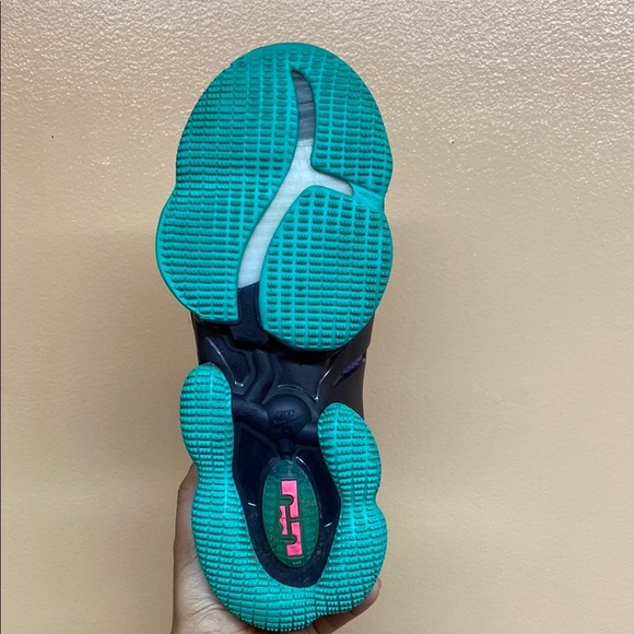 Nike LeBron 19 “DJ Bron Wild Berry Hyper Pink Teal” - Picture 10 of 17